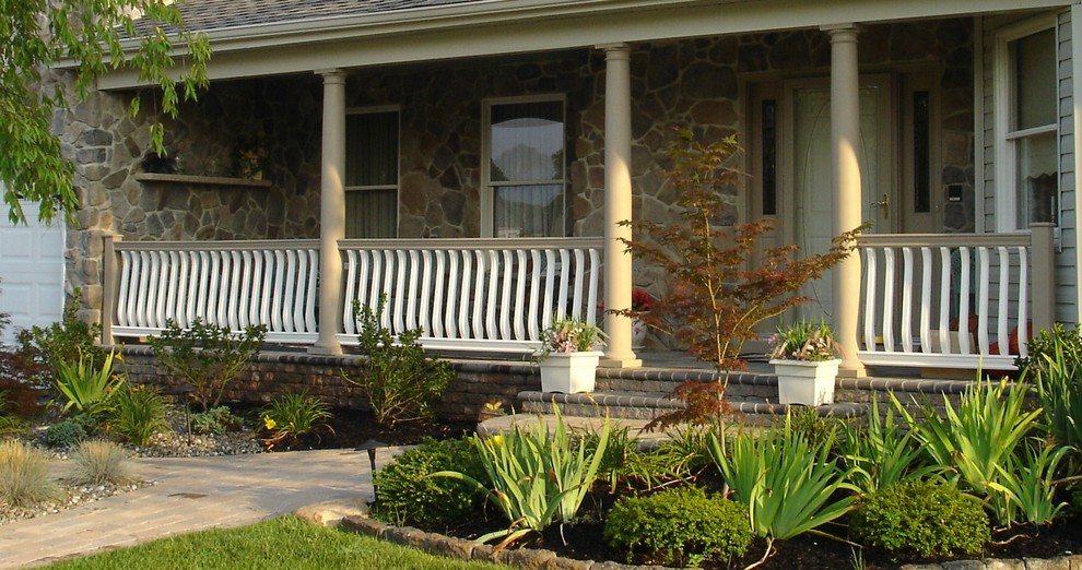 Diseño de terraza rural de tamaño medio con adoquines de hormigón