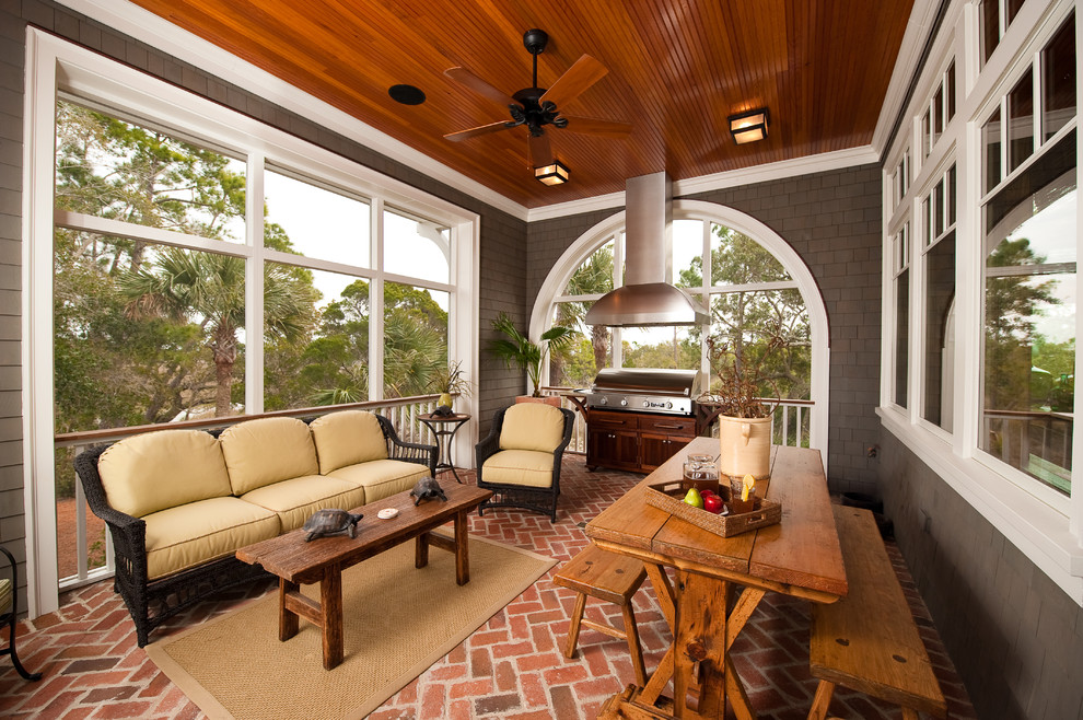 Inspiration för en mellanstor vintage veranda på baksidan av huset, med marksten i tegel och takförlängning