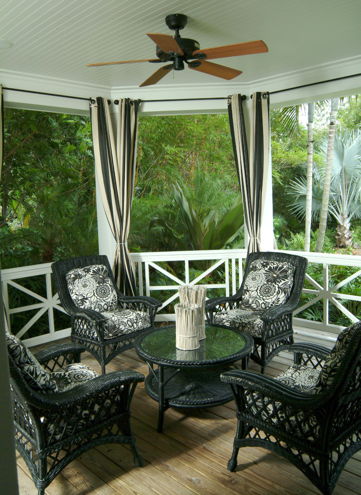 Idéer för att renovera en mellanstor tropisk veranda framför huset, med trädäck och takförlängning