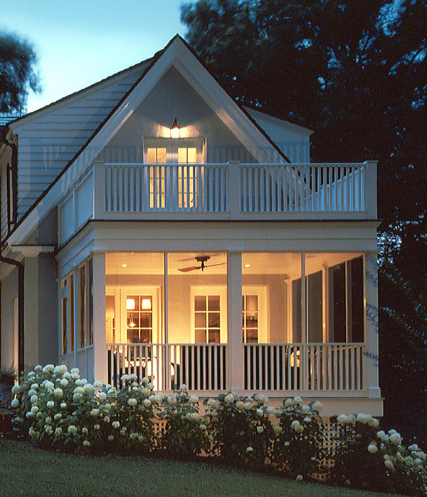 Inspiration pour un porche d'entrée de maison arrière rustique avec une terrasse en bois.