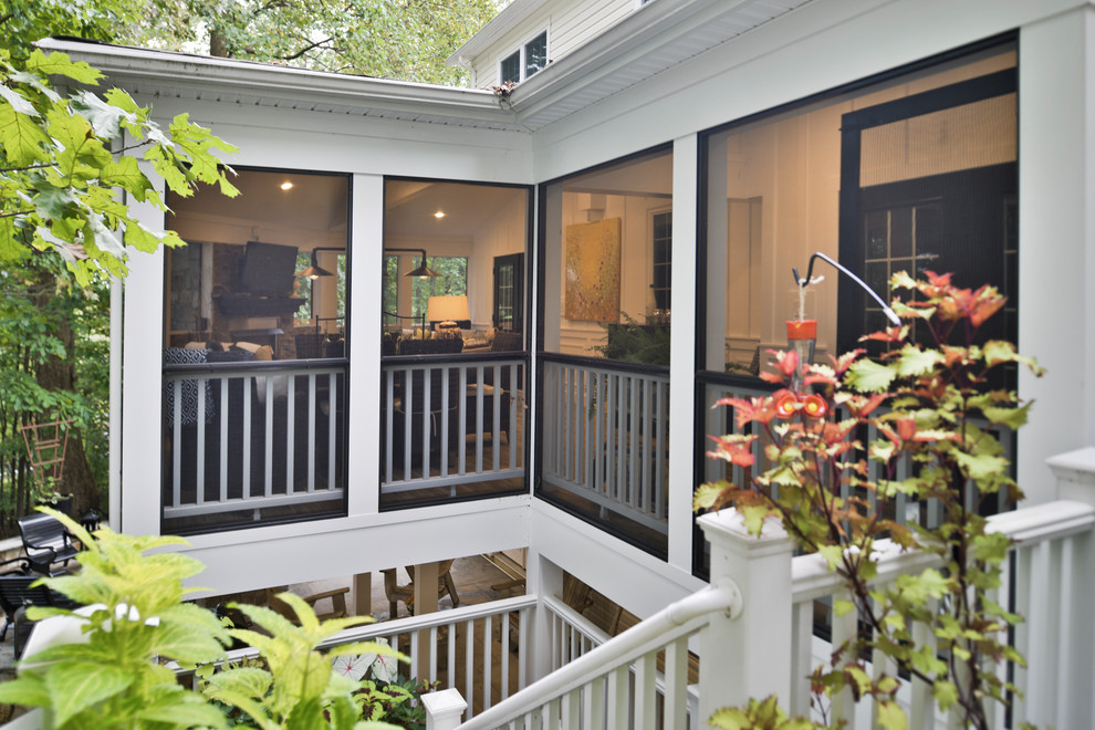 Idée de décoration pour un très grand porche d'entrée de maison arrière minimaliste avec une moustiquaire et une pergola.