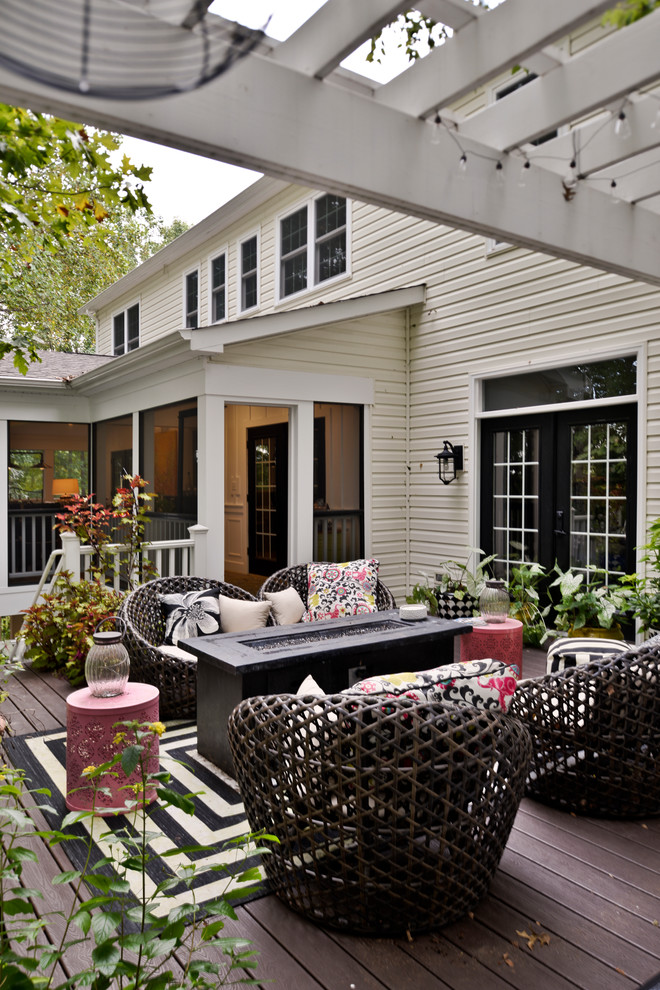 Aménagement d'un très grand porche d'entrée de maison arrière moderne avec une moustiquaire et une pergola.