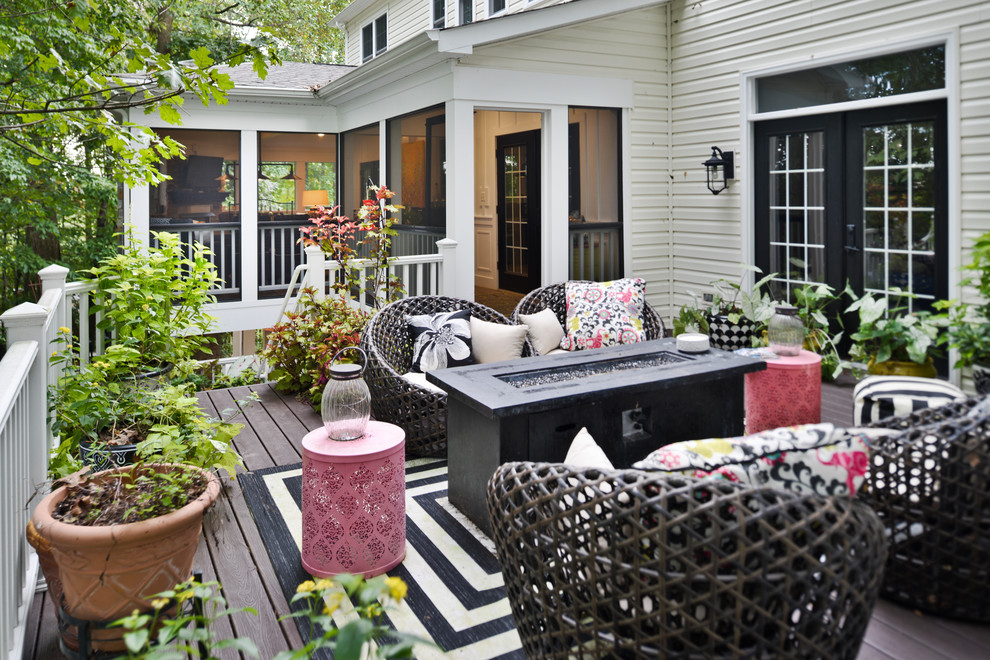 Imagen de porche cerrado minimalista extra grande en patio trasero con pérgola