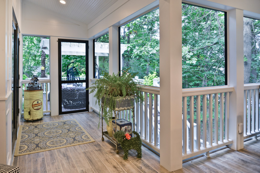 Diseño de porche cerrado minimalista extra grande en patio trasero con pérgola