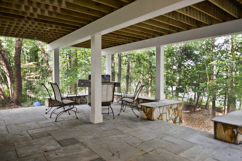 Exemple d'un très grand porche d'entrée de maison arrière moderne avec une moustiquaire et une pergola.