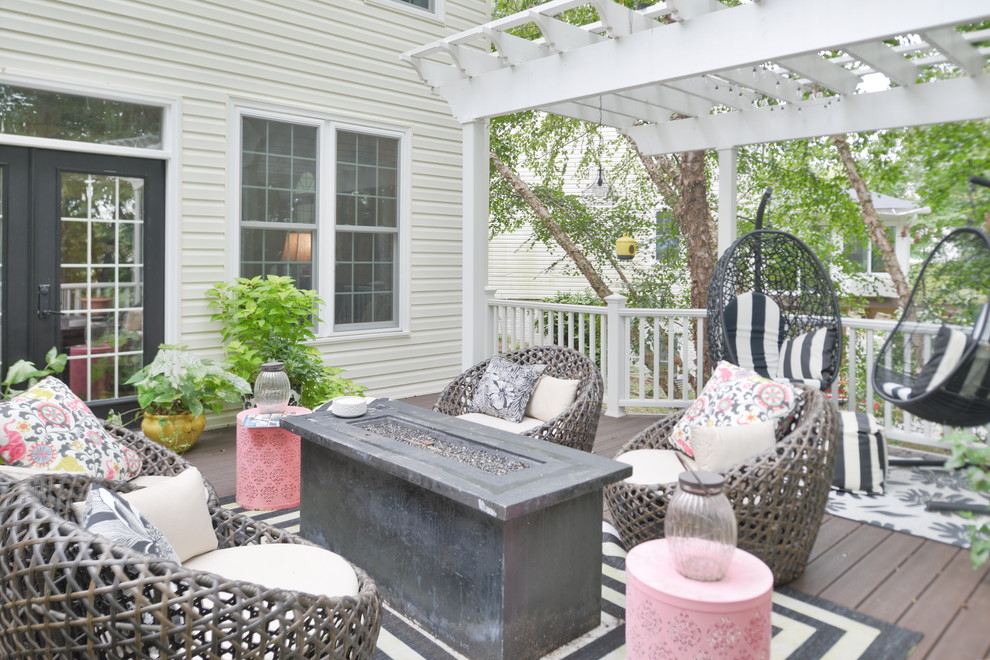 Réalisation d'un très grand porche d'entrée de maison arrière minimaliste avec une moustiquaire et une pergola.