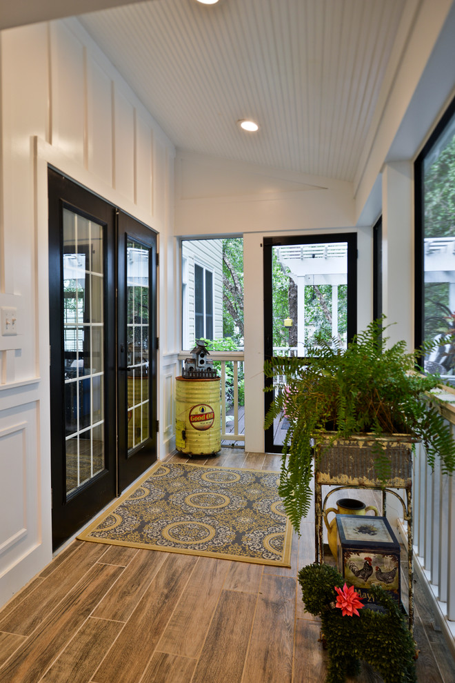 Imagen de porche cerrado minimalista, extra grande, en patio trasero, con pérgola