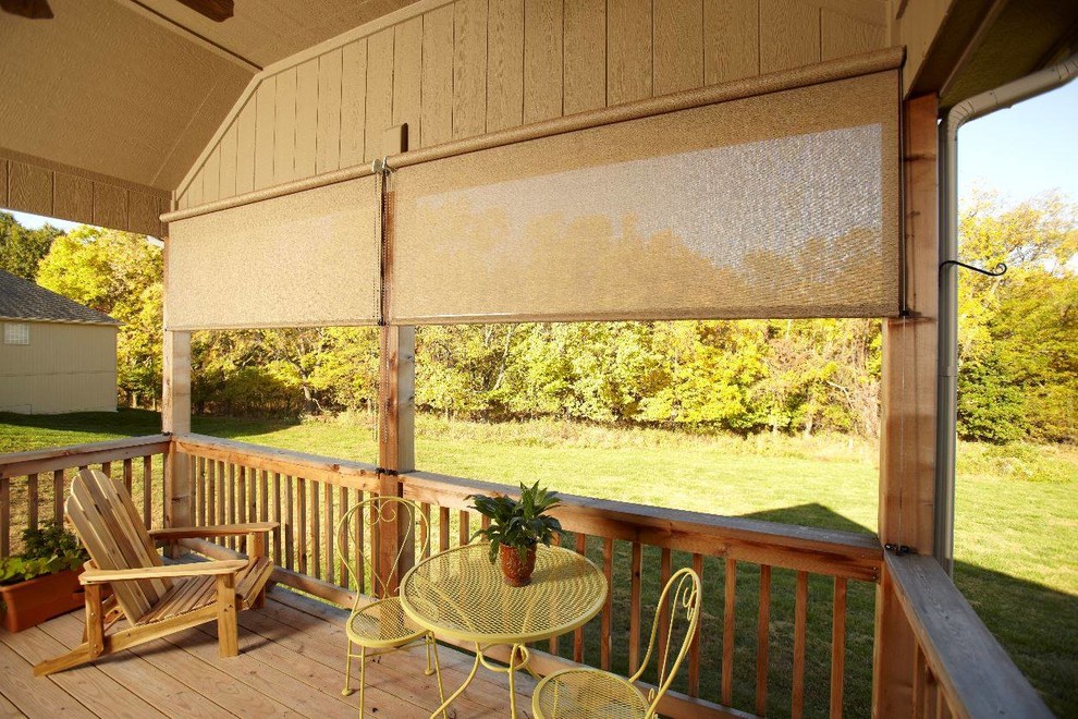 Inspiration pour un porche d'entrée de maison arrière traditionnel de taille moyenne avec une terrasse en bois et une extension de toiture.