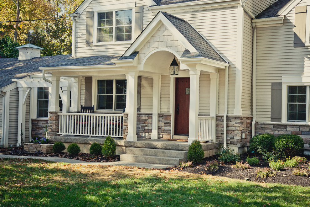 Cette image montre un porche d'entrée de maison avant traditionnel de taille moyenne avec une dalle de béton et une extension de toiture.