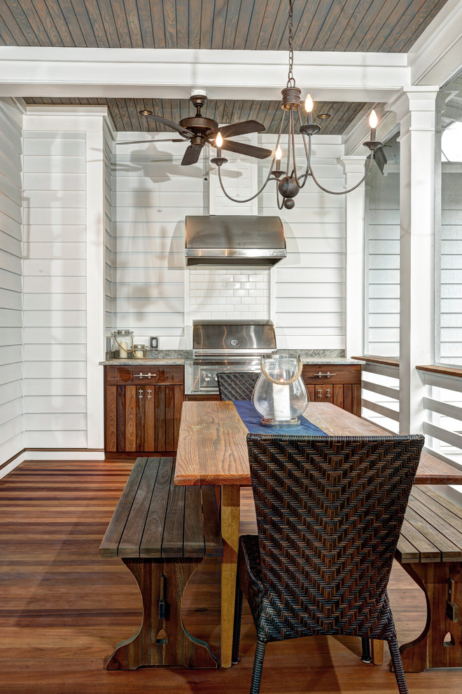Источник вдохновения для домашнего уюта: веранда в морском стиле с настилом, навесом и зоной барбекю