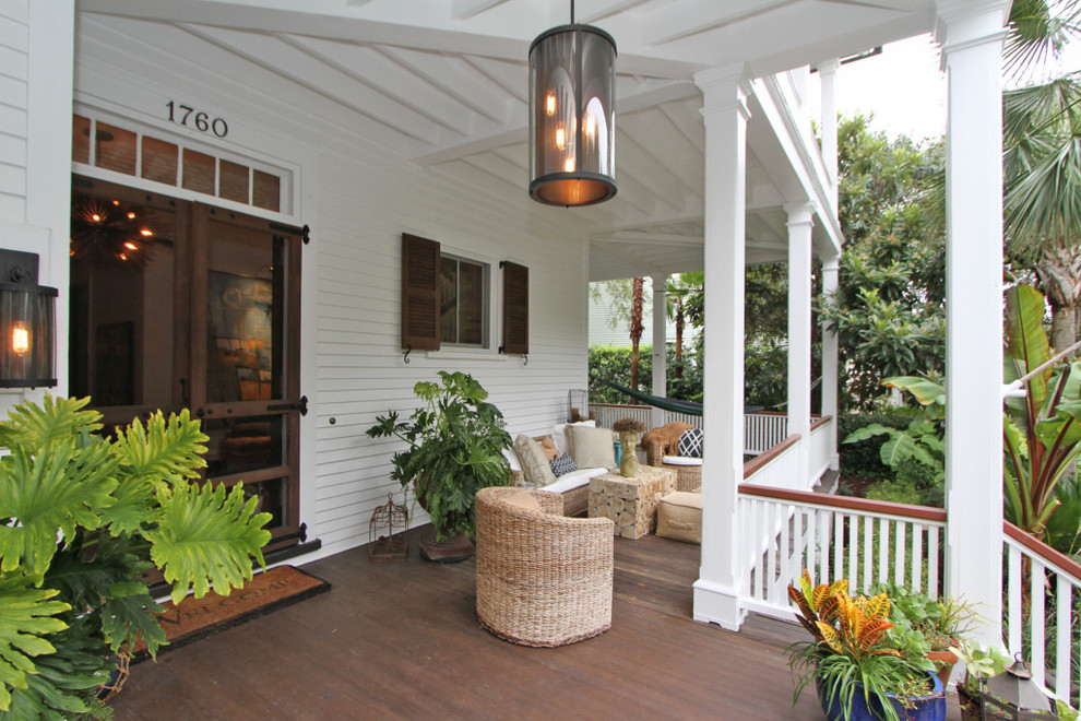 Foto di un portico tropicale di medie dimensioni e davanti casa con un giardino in vaso, pedane e un tetto a sbalzo