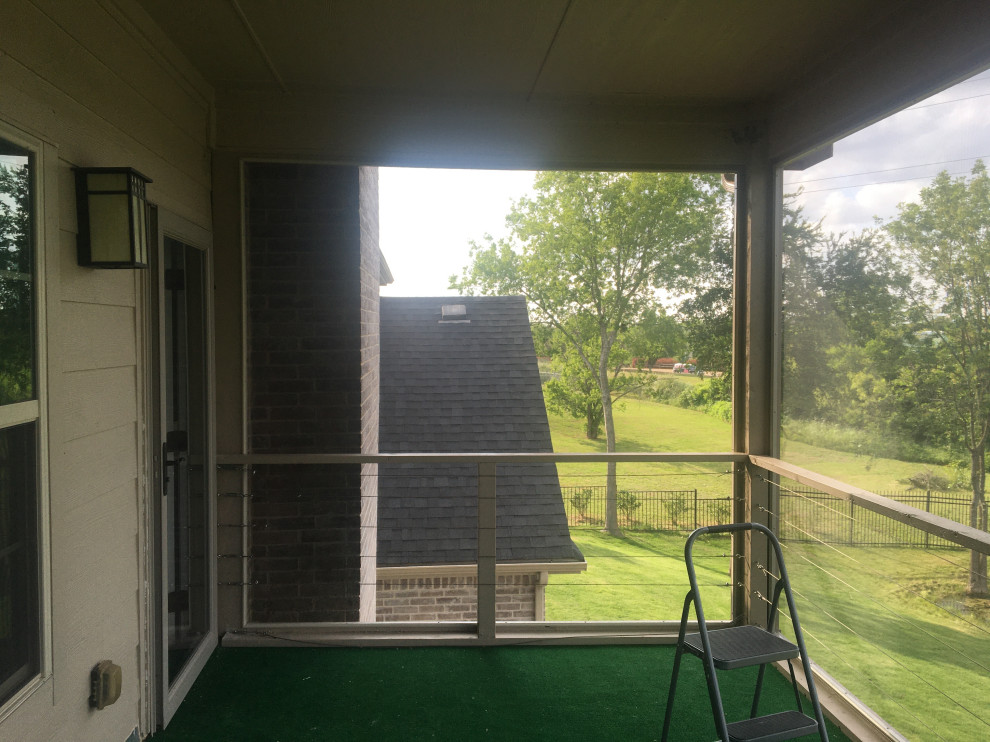 Medium sized screened veranda in Dallas with a roof extension.