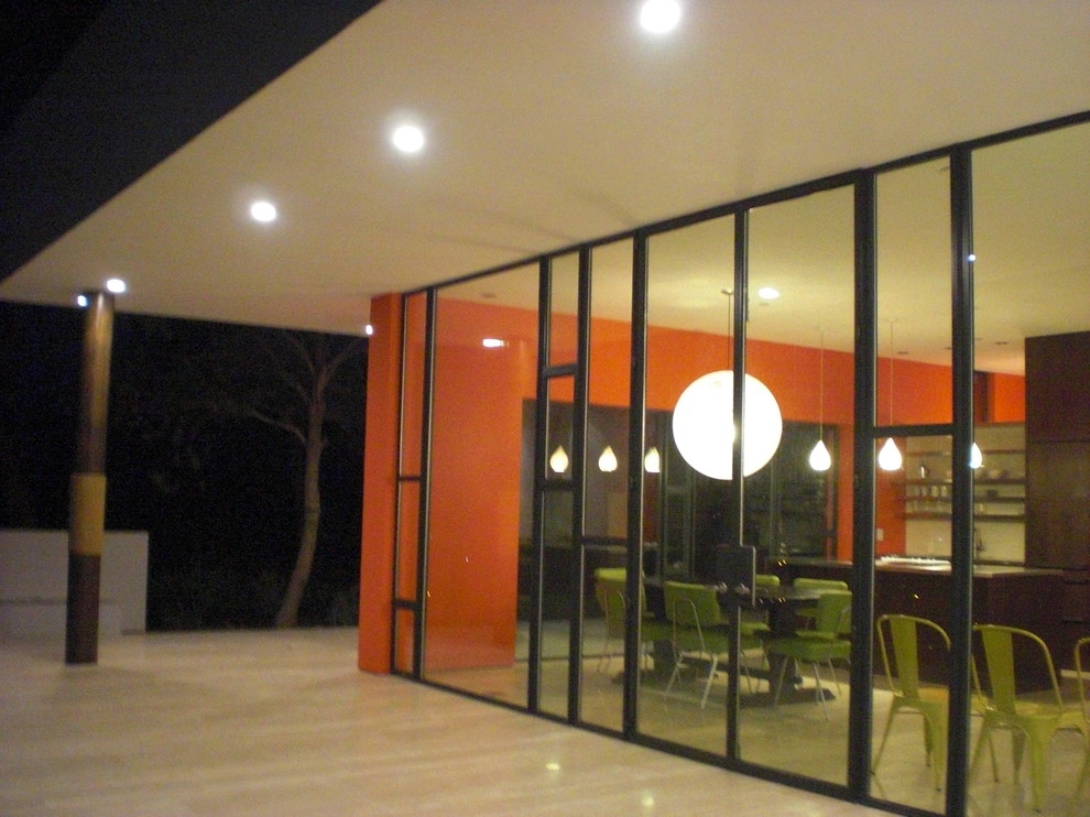 Design ideas for a contemporary veranda in San Diego.