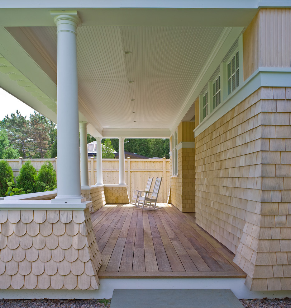 Idées déco pour un grand porche d'entrée de maison victorien avec une terrasse en bois.