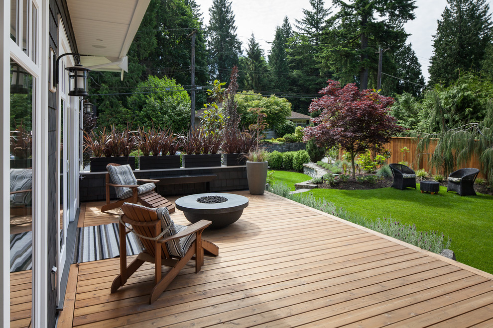 Diseño de terraza clásica de tamaño medio en patio trasero con brasero y entablado