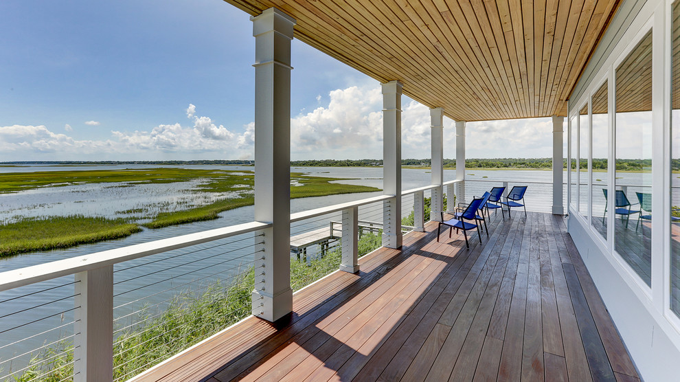 Inspiration pour un porche d'entrée de maison arrière marin avec une terrasse en bois et une extension de toiture.
