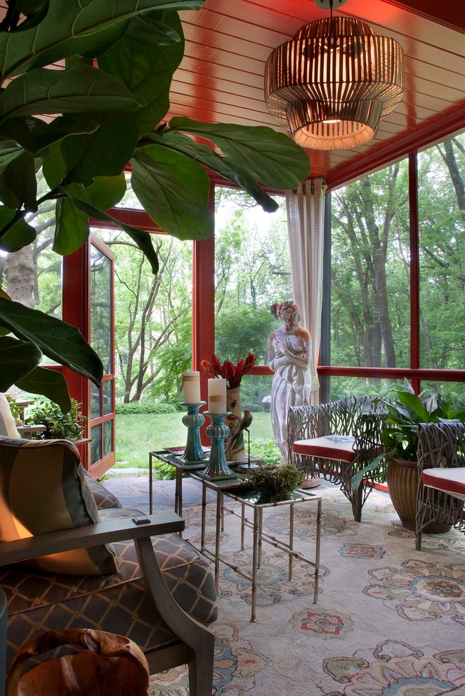 Foto på en innätad veranda, med naturstensplattor och takförlängning