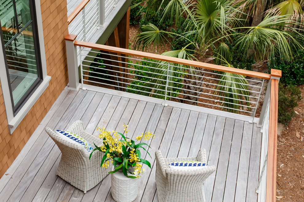 На фото: маленькая веранда на заднем дворе в морском стиле с настилом для на участке и в саду