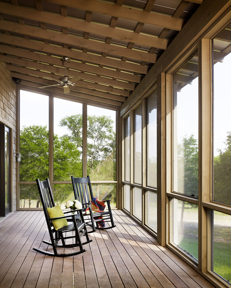 Design ideas for a classic veranda in Houston.