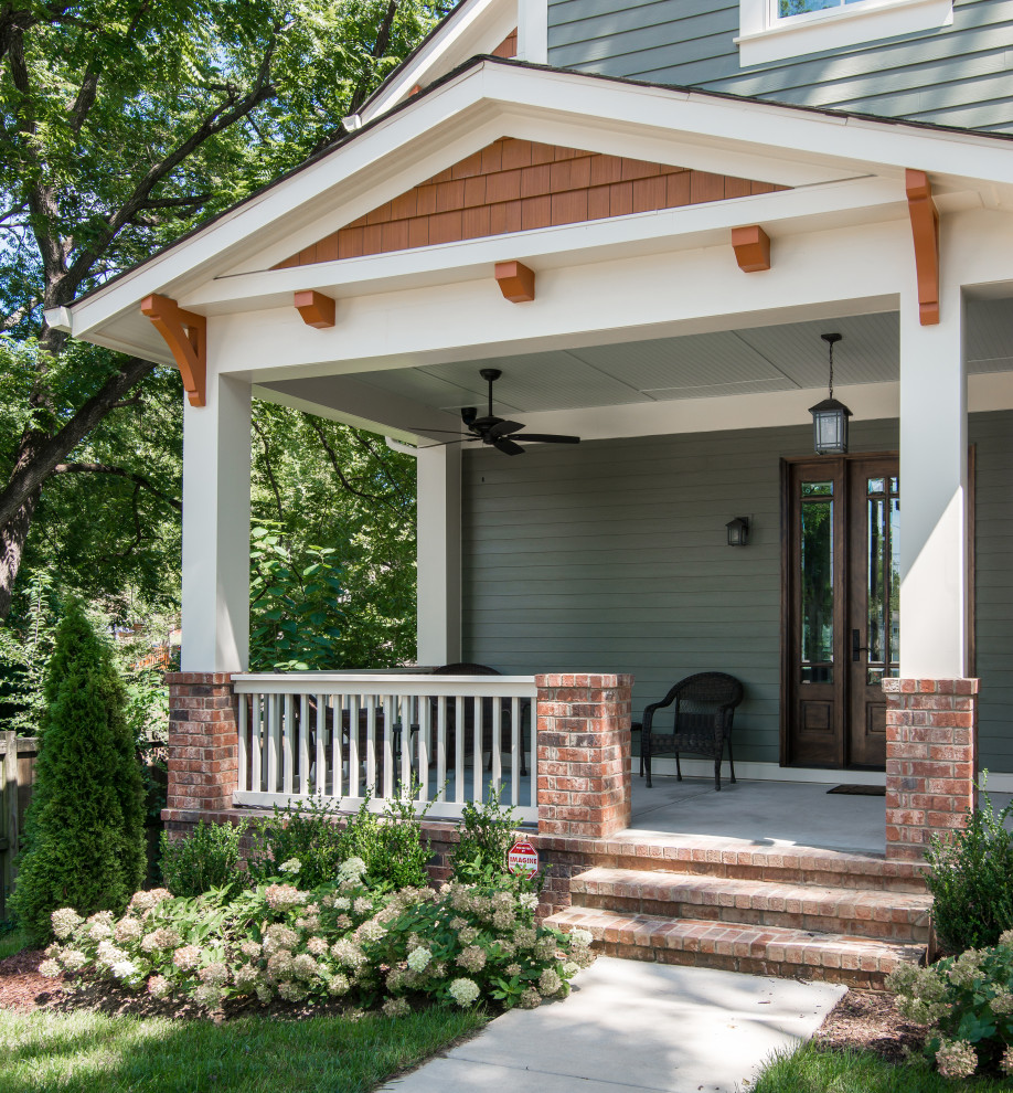Idée de décoration pour un porche d'entrée de maison avant craftsman de taille moyenne avec une dalle de béton et une extension de toiture.