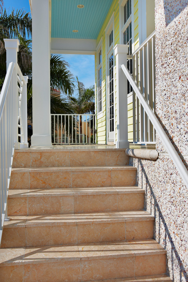 Cette photo montre un petit porche d'entrée de maison arrière tendance avec des pavés en pierre naturelle et une extension de toiture.