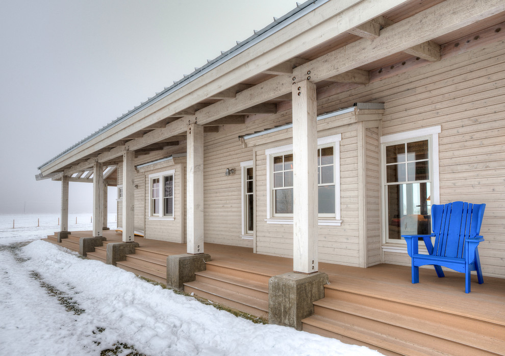 Foto på en mellanstor lantlig veranda längs med huset, med trädäck och takförlängning
