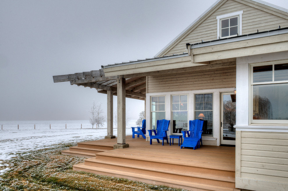 Réalisation d'un porche d'entrée de maison latéral champêtre de taille moyenne avec une extension de toiture et une terrasse en bois.