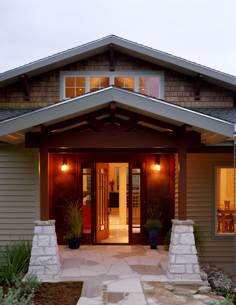Ispirazione per un portico stile americano di medie dimensioni e davanti casa con pavimentazioni in pietra naturale e un parasole