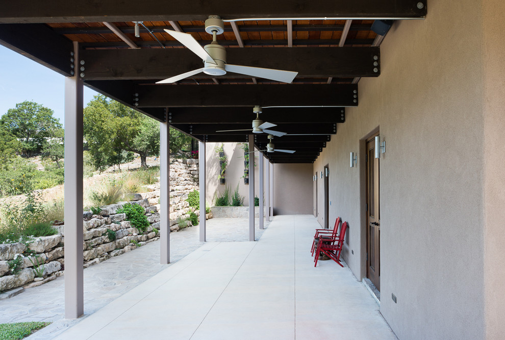 Classic side veranda in Austin with a living wall, concrete slabs and a roof extension.