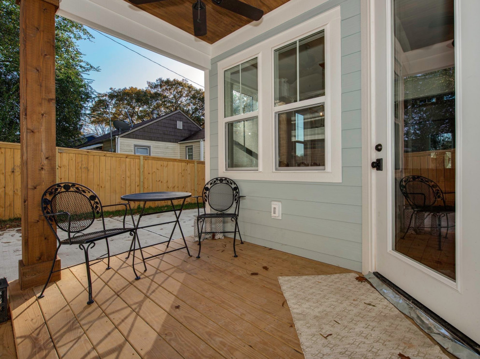 Immagine di un piccolo portico american style dietro casa con pedane e un tetto a sbalzo
