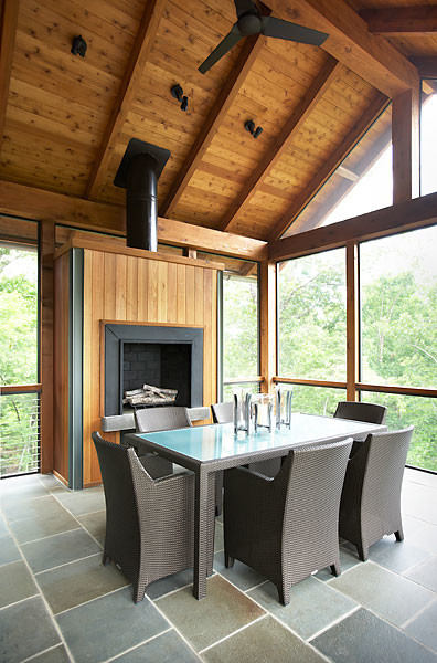 Mittelgroße, Verglaste, Überdachte Moderne Veranda hinter dem Haus mit Natursteinplatten in Sonstige
