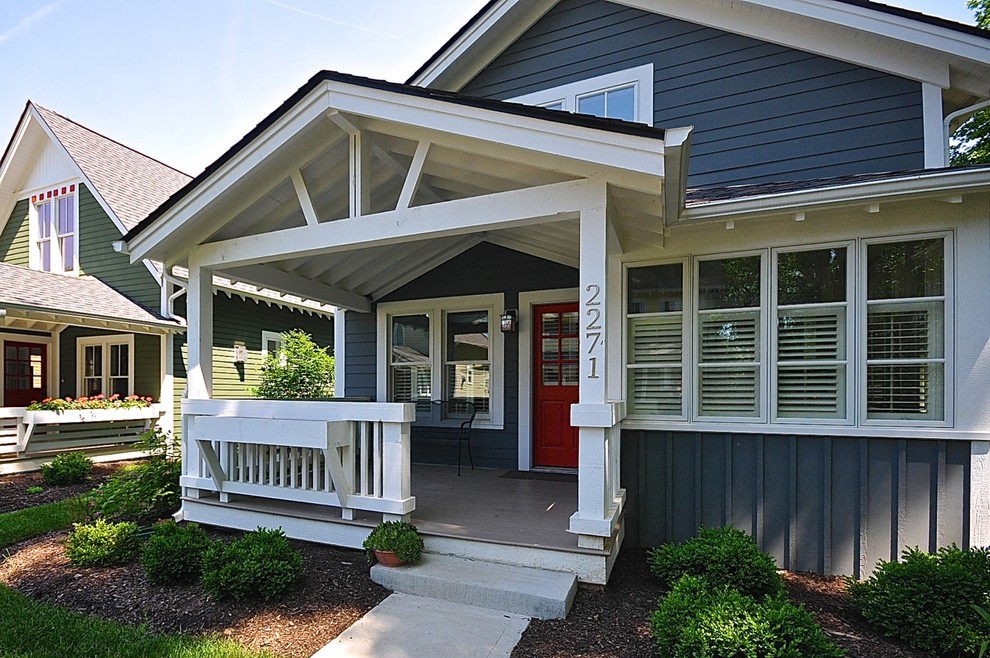 Cette photo montre un grand porche d'entrée de maison craftsman avec une extension de toiture.