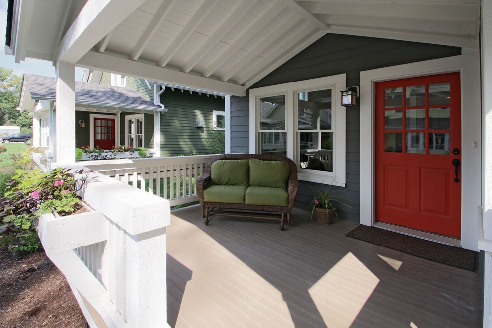 Idées déco pour un grand porche d'entrée de maison craftsman avec une extension de toiture.