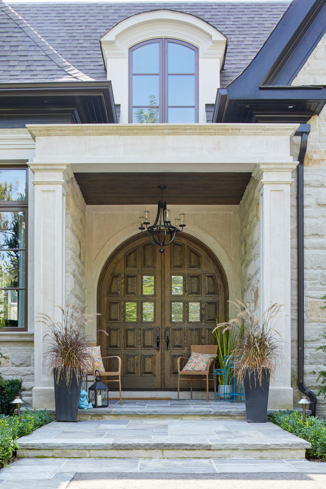 На фото: веранда среднего размера на переднем дворе в классическом стиле с покрытием из каменной брусчатки с
