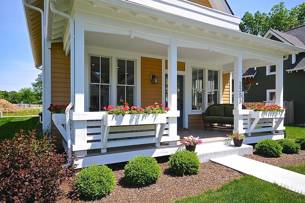 Idées déco pour un grand porche d'entrée de maison avant classique avec une extension de toiture.
