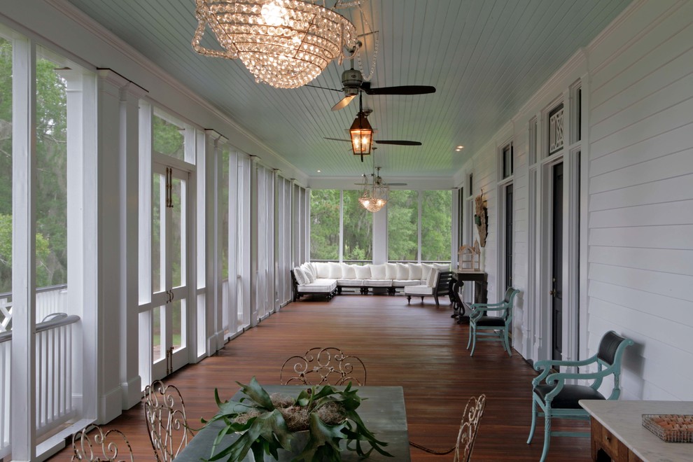 Idéer för en lantlig innätad veranda, med trädäck och takförlängning