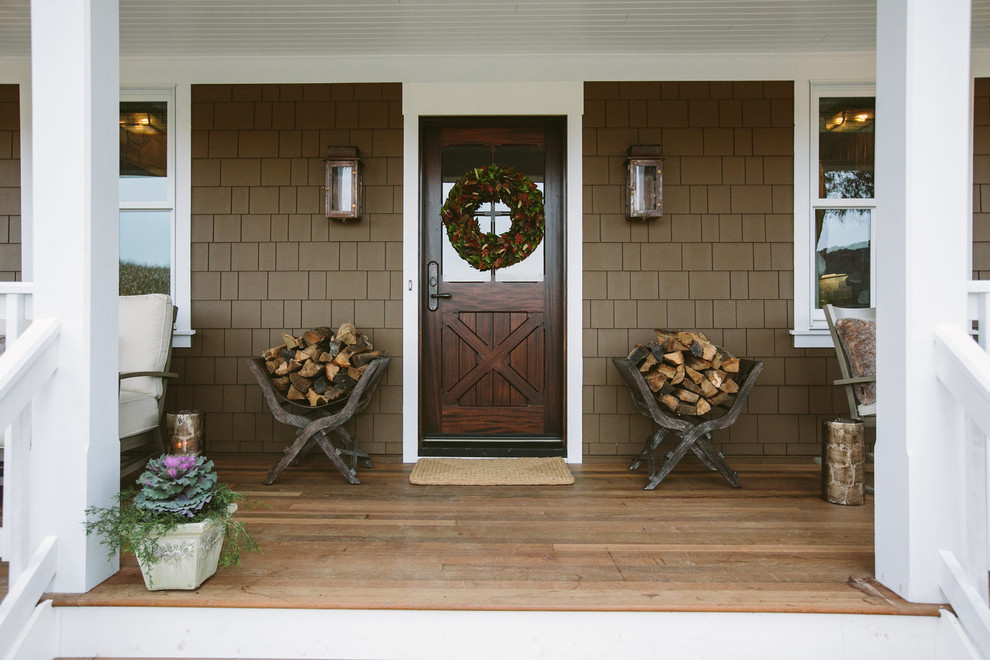Источник вдохновения для домашнего уюта: веранда среднего размера на переднем дворе в стиле рустика с настилом и навесом