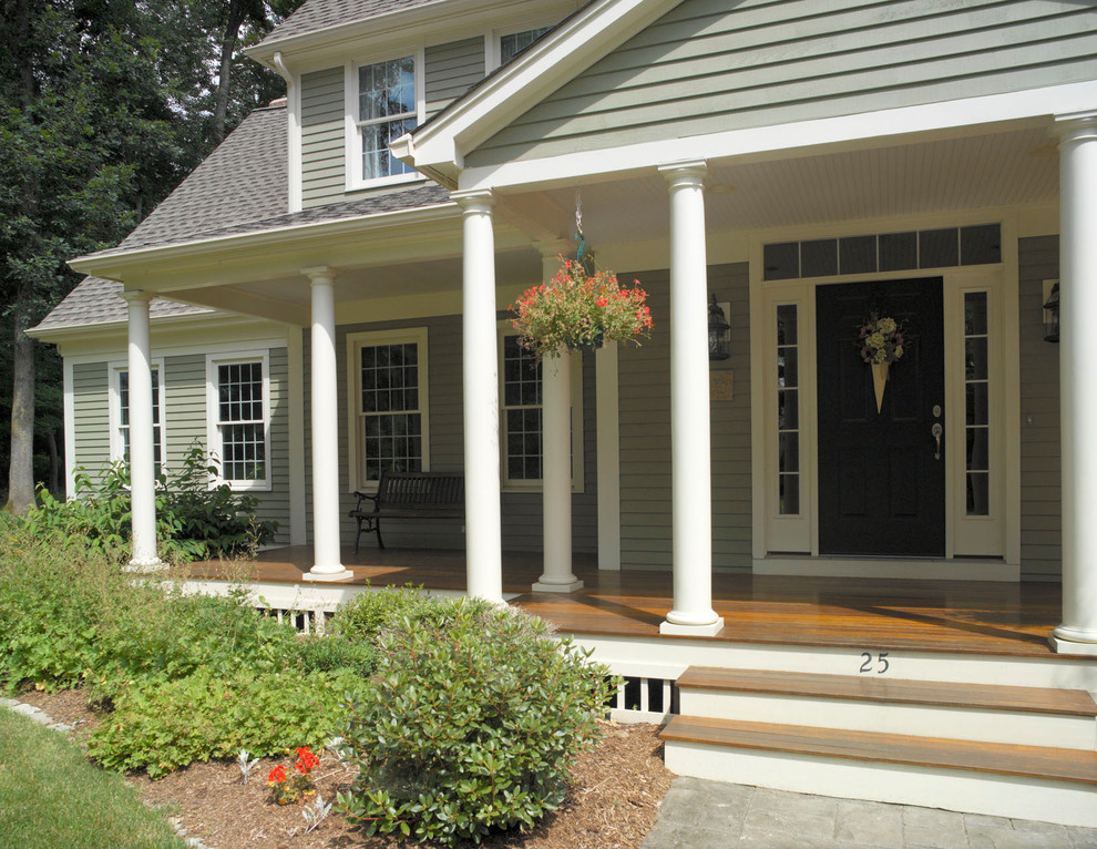 Design ideas for a traditional veranda in Providence.