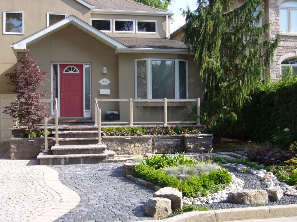 Diseño de terraza clásica pequeña en patio delantero con jardín de macetas y adoquines de piedra natural