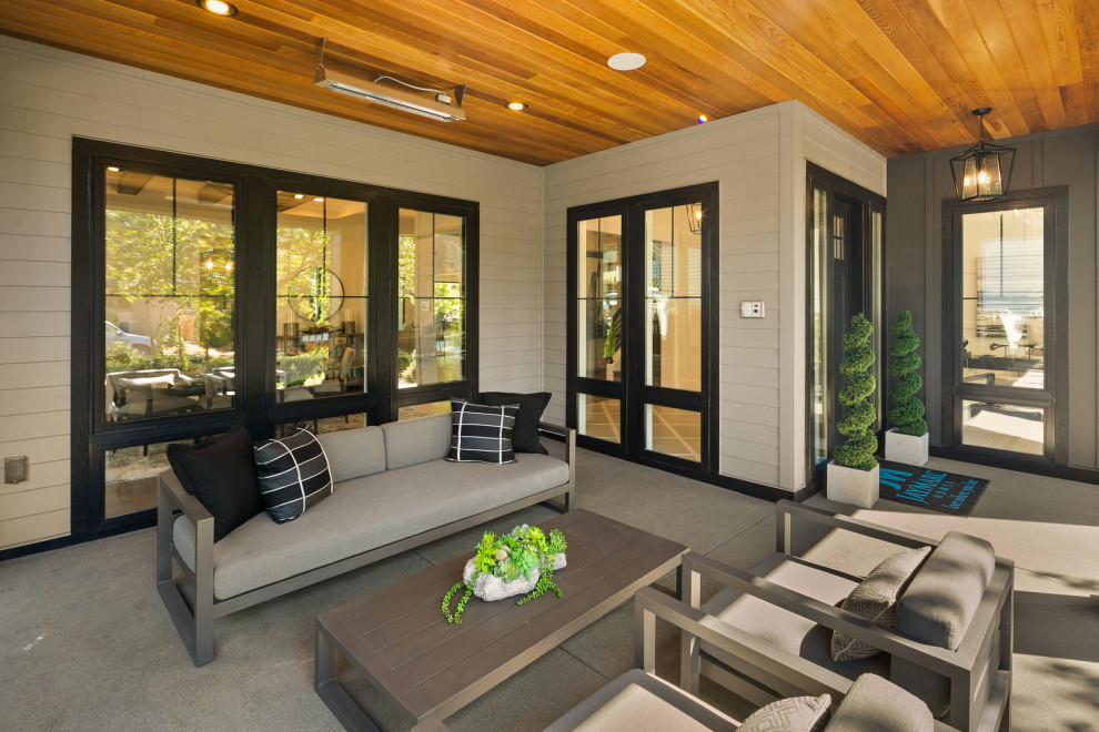 Großes, Überdachtes Landhaus Veranda im Vorgarten mit Betonplatten in Seattle