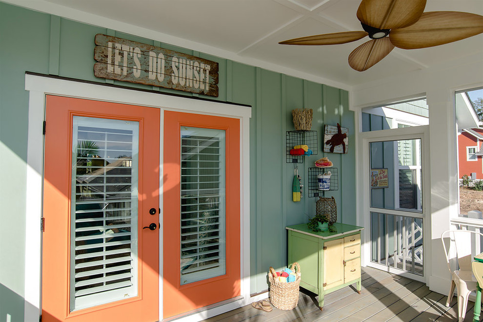 Immagine di un portico american style di medie dimensioni e dietro casa con un portico chiuso, un tetto a sbalzo e pedane