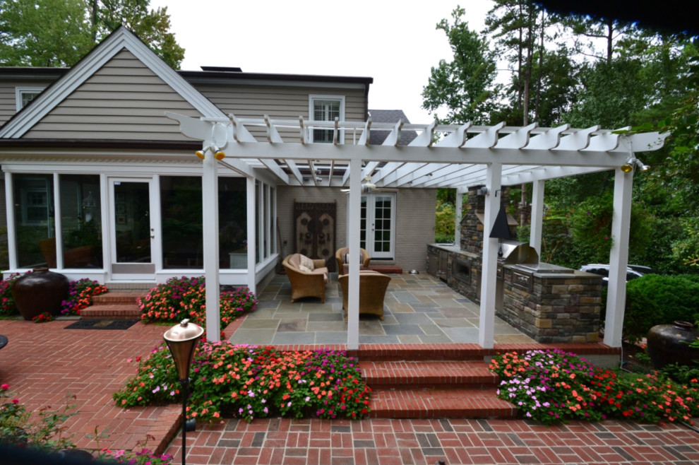 Idée de décoration pour un porche d'entrée de maison arrière tradition de taille moyenne avec une cuisine d'été, du béton estampé et une pergola.