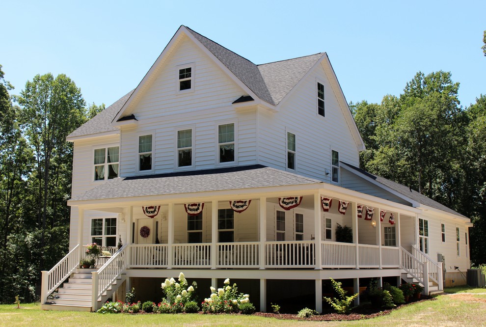 Cette photo montre un porche d'entrée de maison avant nature avec une terrasse en bois et une extension de toiture.