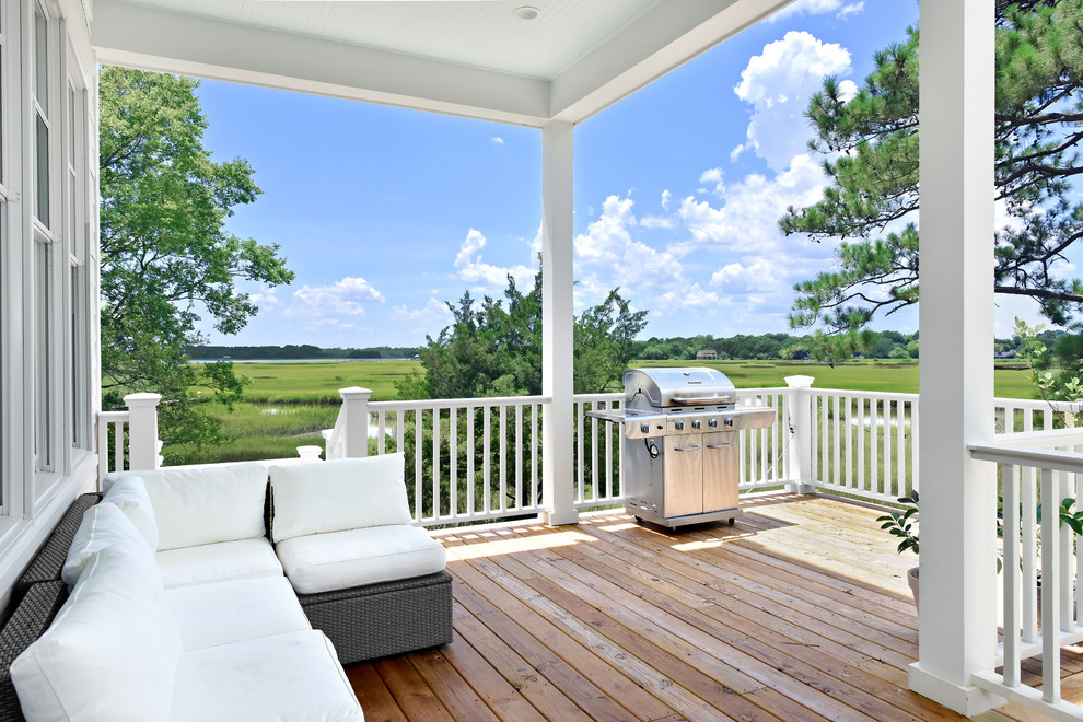 Aménagement d'un porche d'entrée de maison arrière classique de taille moyenne avec une terrasse en bois et une extension de toiture.