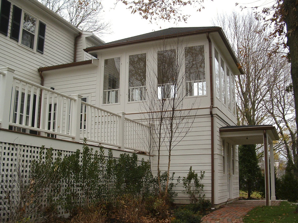 Bild på en mellanstor veranda på baksidan av huset, med takförlängning