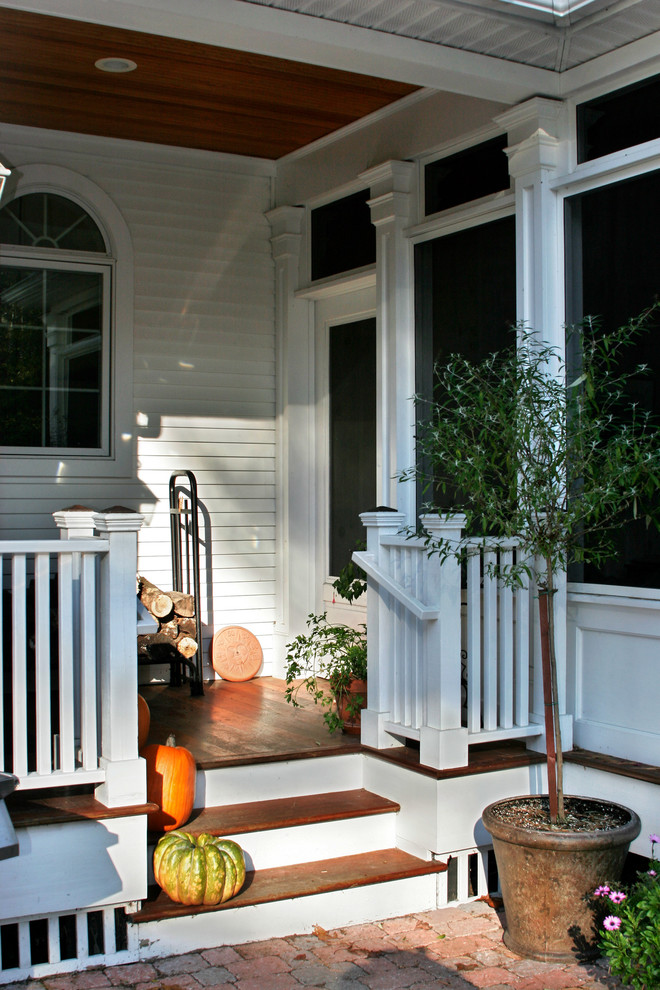 Small traditional back veranda in Boston.