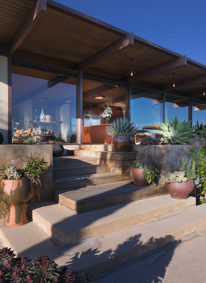 Ejemplo de terraza vintage grande en patio trasero y anexo de casas con entablado