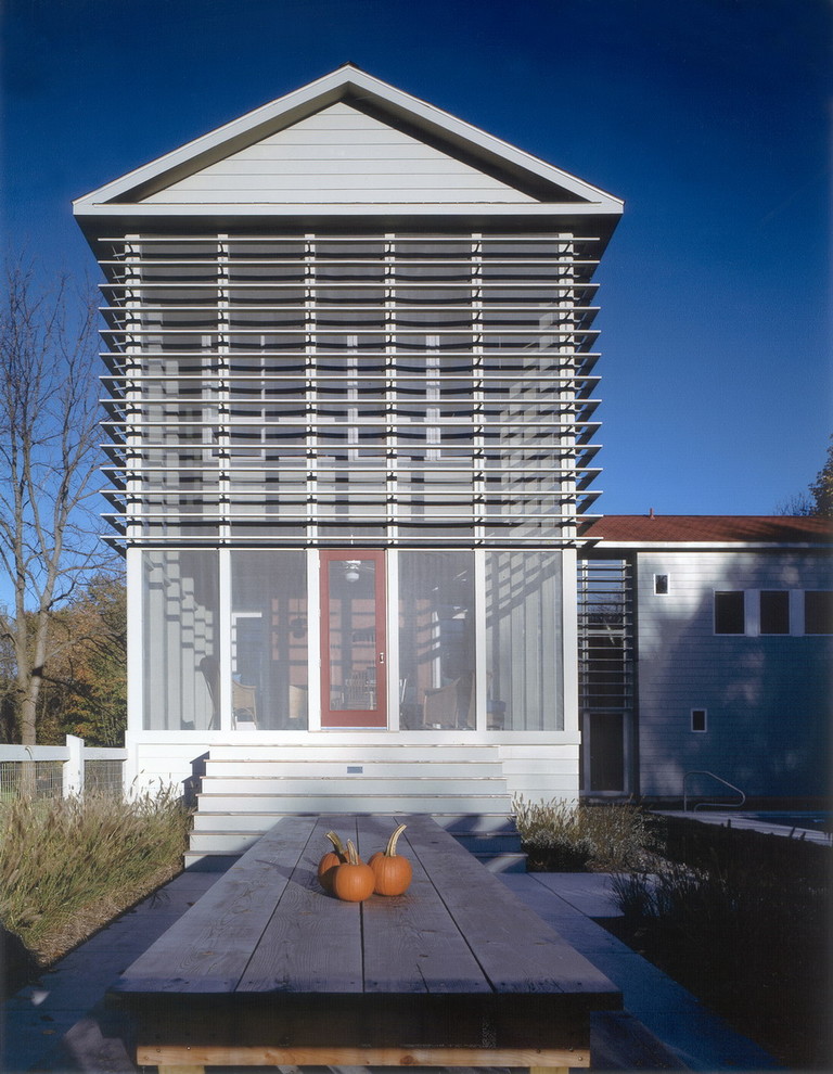 Immagine di un portico minimal con un tetto a sbalzo