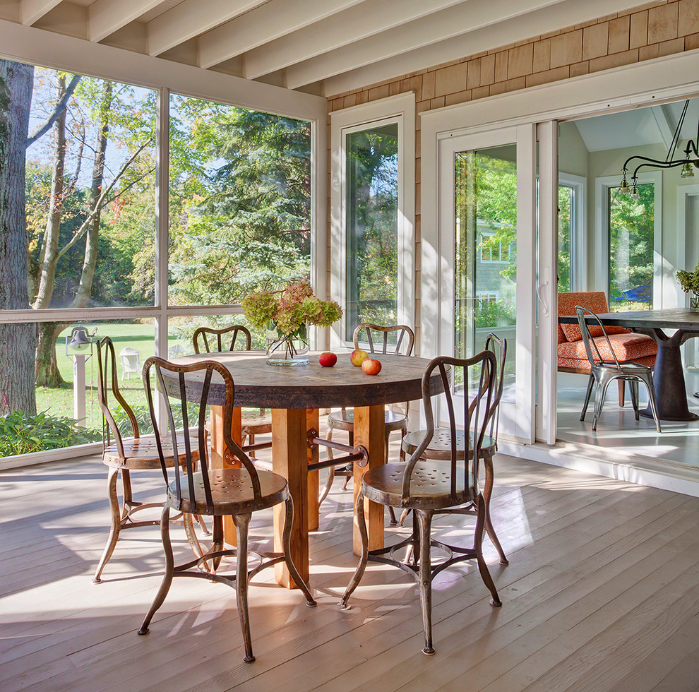 Cette image montre un porche d'entrée de maison arrière traditionnel de taille moyenne avec une moustiquaire, une terrasse en bois et une extension de toiture.