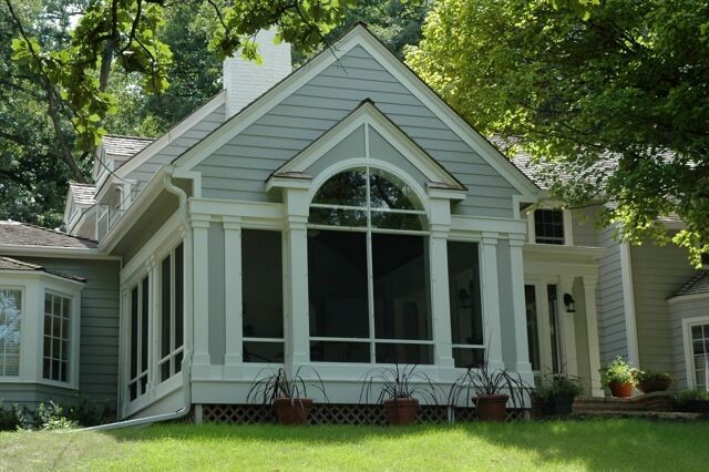 Cette image montre un porche d'entrée de maison avant traditionnel de taille moyenne avec un foyer extérieur, une extension de toiture et des pavés en pierre naturelle.